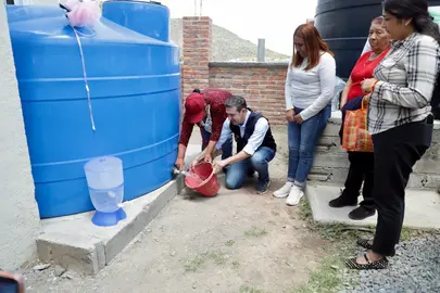 Personal del DIF Estatal y habitantes de La Tapona verifican el funcionamiento del filtro azul y el tanque de almacenamiento de 5 mil litros que servir&aacute; para la comunidad.