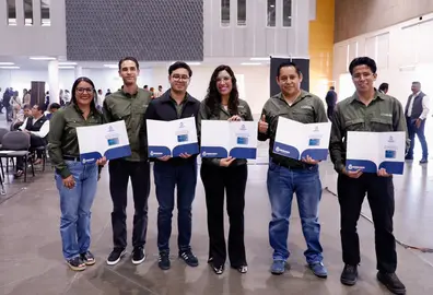Personas acreditadas durante la entrega estatal de microcredenciales en el municipio de Irapuato.