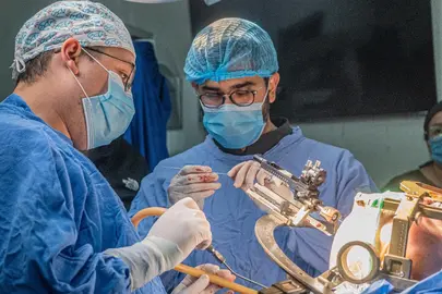 Especialistas de la UMAE No. 1 de Le&oacute;n realizan procedimientos de estimulaci&oacute;n cerebral profunda, una t&eacute;cnica que utiliza impulsos el&eacute;ctricos para coordinar el movimiento en pacientes con P&aacute;rkinson.
