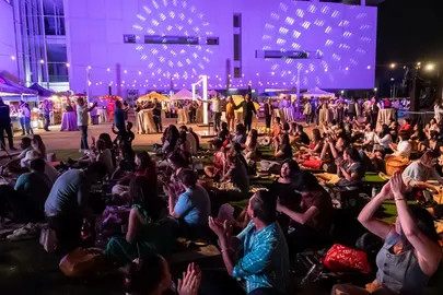 Le&oacute;n, Gto; 12 de abril de 2026.- La m&uacute;sica volvi&oacute; a llenar el espacio p&uacute;blico y a reunir a miles de
personas en torno a una experiencia que ya forma parte de la vida cultural del estado. &Oacute;pera
Picnic 2026 concluy&oacute; con una participaci&oacute;n de 7 mil 838 asistentes a lo largo de tres d&iacute;as,
consolid&aacute;ndose como una de las experiencias culturales m&aacute;s queridas por la gente y un
referente de encuentro, convivencia y disfrute colectivo.
Desde su inicio, el ambiente dio cuenta de la fuerza de esta convocatoria: familias completas,
grupos de amistades, parejas y nuevas generaciones se apropiaron del espacio para vivir la &oacute;pera
de una manera distinta, cercana y accesible. Mantas extendidas sobre el c&eacute;sped, canastas
compartidas y la expectativa en el aire marcaron el inicio de cada jornada, donde la m&uacute;sica se
convirti&oacute; en el punto de encuentro.
Las proyecciones de Tosca y Madama Butterfly ofrecieron momentos de gran intensidad
emocional que lograron conectar con p&uacute;blicos diversos. Cada funci&oacute;n se transform&oacute; en una
experiencia compartida, donde el silencio atento, los aplausos y las reacciones espont&aacute;neas
reflejaron el v&iacute;nculo que se genera cuando el arte se vive en comunidad. La &oacute;pera, en este
formato, trasciende el recinto tradicional y se integra al espacio p&uacute;blico como una experiencia
viva, cercana y profundamente humana.
En esta edici&oacute;n, la experiencia creci&oacute; de manera significativa. La instalaci&oacute;n de dos pantallas
adicionales permiti&oacute; ampliar el alcance visual y mejorar la experiencia de quienes asistieron,
logrando que m&aacute;s personas pudieran disfrutar cada detalle de las producciones. Este
fortalecimiento t&eacute;cnico se tradujo en una vivencia m&aacute;s envolvente, que acompa&ntilde;&oacute; la gran
respuesta del p&uacute;blico.
La asistencia registrada durante los tres d&iacute;as confirma el posicionamiento de &Oacute;pera Picnic como
un evento de alta convocatoria y como una estrategia efectiva para acercar el arte a nuevos
p&uacute;blicos. La participaci&oacute;n constante a lo largo de cada jornada da muestra de un inter&eacute;s
creciente por este tipo de experiencias, donde la calidad art&iacute;stica se encuentra con la
accesibilidad y el disfrute colectivo.
Estos resultados reflejan una pol&iacute;tica cultural que impulsa el acceso y la participaci&oacute;n como ejes
fundamentales. En la Secretar&iacute;a de Cultura del Gobierno de la Gente, por encargo de la
gobernadora, se trabaja para que la cultura llegue a m&aacute;s personas, se viva en comunidad y forme
parte de la cotidianidad.
&Oacute;pera Picnic 2026 deja una huella clara: la cultura convoca, emociona y re&uacute;ne. Y cuando se abre
al p&uacute;blico, la respuesta se multiplica. Esta experiencia contin&uacute;a creciendo gracias a la
participaci&oacute;n, el entusiasmo y el sentido de pertenencia de la gente, que la ha hecho suya.