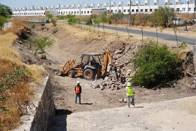 Cuadrillas de limpieza trabajan en el saneamiento de la red de alcantarillado y arroyos para garantizar el flujo de agua durante las pr&oacute;ximas precipitaciones.