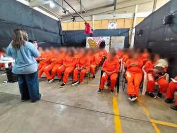 Personal de la Secretar&iacute;a de las Mujeres durante las sesiones de sensibilizaci&oacute;n dirigidas a la poblaci&oacute;n en el interior de los centros penitenciarios de la entidad.