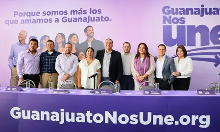 El diputado Sergio Contreras Guerrero junto a los coordinadores de los seis ejes de la plataforma "Guanajuato nos Une" durante la presentaci&oacute;n oficial en Le&oacute;n.