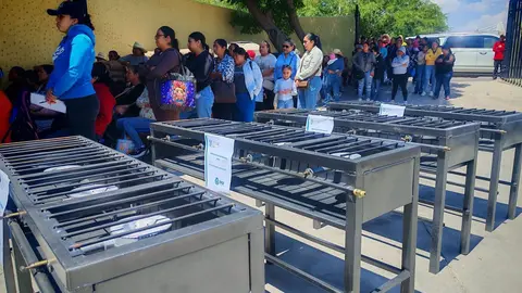 Autoridades del DIF Estatal entregaron insumos y utensilios de cocina para fortalecer la red de 52 comedores comunitarios en Dolores Hidalgo.