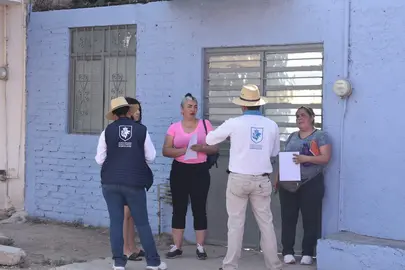 Personal del Fideicomiso de Obras por Cooperaci&oacute;n realiza recorridos casa por casa en la delegaci&oacute;n El Carmen para informar a los ciudadanos sobre sus saldos pendientes.