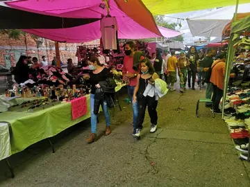 El municipio y los tianguistas buscan coordinar operativos de vialidad y limpieza para no afectar esta din&aacute;mica comercial.
