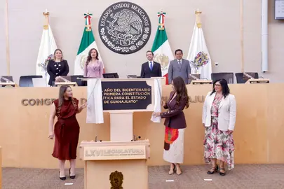 Las titulares de los tres poderes del Estado durante la Sesi&oacute;n Solemne en el Congreso local: la diputada Martha Edith Moreno Valencia, la gobernadora Libia Dennise Garc&iacute;a Mu&ntilde;oz Ledo y la magistrada Alma Delia Camacho Patl&aacute;n.