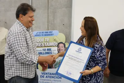Un apret&oacute;n de manos formaliza la colaboraci&oacute;n entre la financiera estatal y l&iacute;deres comerciales, permitiendo el acceso a l&iacute;neas de cr&eacute;dito para fortalecer los negocios locales.