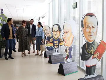Autoridades legislativas y culturales observan las piezas de Horacio Hern&aacute;ndez Galv&aacute;n, quien rinde homenaje a quienes han forjado la identidad de Le&oacute;n.