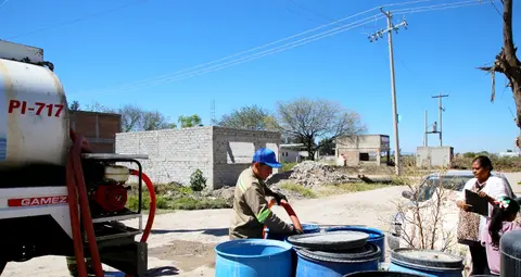 Diariamente, pipas de agua potable abastecen a 48 colonias ubicadas en las zonas perif&eacute;ricas del municipio de Le&oacute;n.