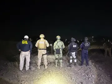 Integrantes de la Secretar&iacute;a de Seguridad y Paz, en coordinaci&oacute;n con la Guardia Nacional y Seguridad F&iacute;sica de Pemex, resguardan el equipo y los contenedores met&aacute;licos localizados en el interior de un predio utilizado para el almacenamiento ilegal de hidrocarburo.