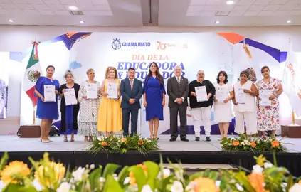 Autoridades estatales y sindicales durante la entrega de reconocimientos a docentes de la Secci&oacute;n 45 del SNTE, en el marco del D&iacute;a de la Educadora y del Educador 2026.