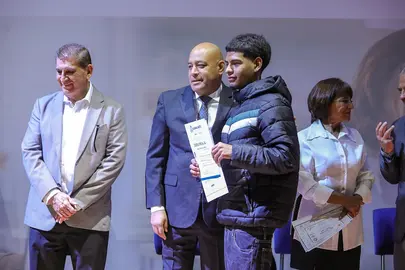 Un grupo de 97 ciudadanos, con edades de entre 16 y 68 a&ntilde;os, recibi&oacute; sus certificados de nivel b&aacute;sico tras cumplir con horas de estudio como alternativa de servicio a la comunidad por faltas administrativas.