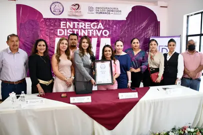 La procuradora Karla Gabriela Alcaraz Olvera con los alcaldes de Villagr&aacute;n y Valle de Santiago, tras la entrega del Distintivo ALVA y la firma de convenios.