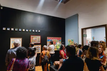 Autoridades del Museo Iconogr&aacute;fico del Quijote y los artistas Elba Hern&aacute;ndez y Jaime Ju&aacute;rez durante el recorrido inicial por las salas temporales del recinto.