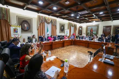 Integrantes del Ayuntamiento de Le&oacute;n durante la exposici&oacute;n de resultados del Patronato de la Feria, en una sesi&oacute;n marcada por el exhorto de la alcaldesa Ale Guti&eacute;rrez a mantener la gobernabilidad y el di&aacute;logo institucional.