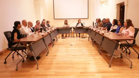 Autoridades de la Universidad de Guanajuato y representantes de la ASPAAUG durante la firma del Convenio de Revisi&oacute;n Integral del Contrato Colectivo de Trabajo 2026.