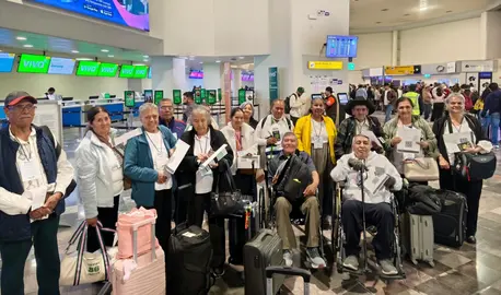 Integrantes del programa "Mineros de Plata" en el Aeropuerto Internacional de Guanajuato antes de partir hacia Estados Unidos.