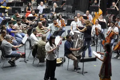 Integrantes de la Orquesta Sinf&oacute;nica de la Universidad de Guanajuato durante un ensayo para el programa "Sue&ntilde;o, duda y romanticismo", que se presentar&aacute; en el Teatro Ju&aacute;rez bajo la direcci&oacute;n de Ludwig Carrasco.