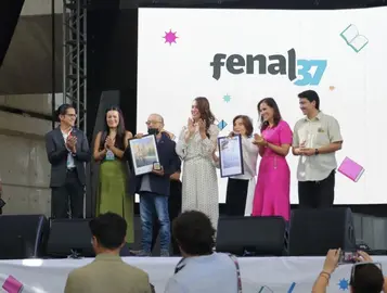 Los galardonados &Aacute;ngeles Mastretta y H&eacute;ctor G&oacute;mez Vargas, reciben sus reconocimientos por parte de la gobernadora Libia Dennise Garc&iacute;a y la alcaldesa Alejandra Guti&eacute;rrez.