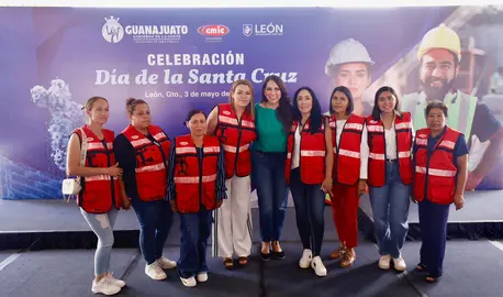 La gobernadora Libia Dennise Garc&iacute;a junto a integrantes de la CMIC durante el anuncio de los proyectos de infraestructura para 2026.