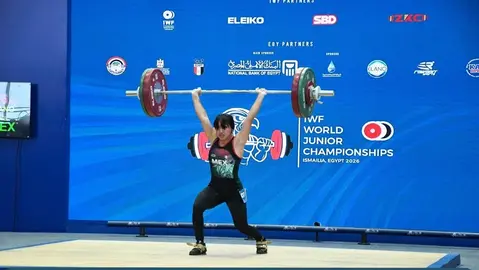 La pesista leonesa Joseline L&oacute;pez Gonz&aacute;lez durante el levantamiento de 121 kg que le otorg&oacute; la medalla de oro en la modalidad de envi&oacute;n en el Campeonato Mundial Juvenil de Egipto.