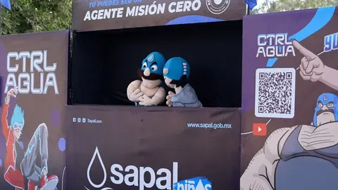 Personajes de la obra "&iexcl;Alerta! Misi&oacute;n 450: La gran aventura del agua" se presentan en el m&oacute;dulo de SAPAL para promover la cultura del cuidado del agua.