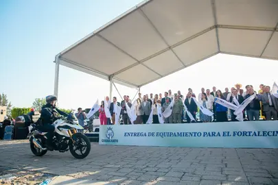 Un total de 57 patrullas, 41 motocicletas y equipo de protecci&oacute;n bal&iacute;stica fueron entregados a las corporaciones de seguridad de los 46 municipios para reforzar la vigilancia en el interior del estado.
