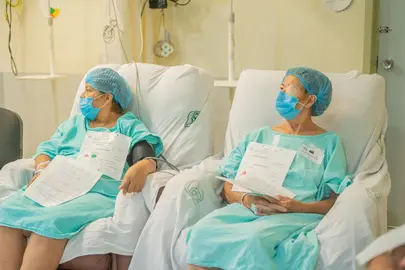 Derechohabientes esperan su turno para la cirug&iacute;a de catarata durante la cuarta jornada estatal de salud visual.