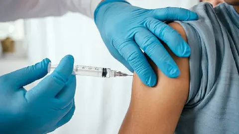 La aplicaci&oacute;n del biol&oacute;gico entre las semanas 32 y 36 de embarazo permite transferir anticuerpos al beb&eacute; para prevenir infecciones respiratorias graves tras el nacimiento.