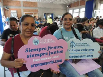 Ciudadanas del noreste del estado participan en la entrega de recursos tras acreditar su formaci&oacute;n en el taller inicial para emprendedores.