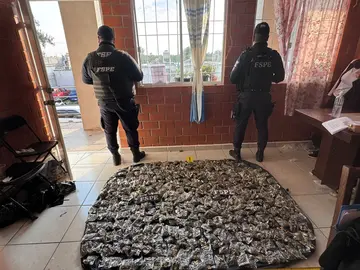 Entre lo asegurado en el inmueble de la calle Villa de la Victoria se encuentran m&aacute;s de 18 mil dosis de diversas sustancias y tres armas cortas.