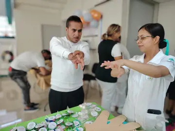 Personal de salud muestra a los derechohabientes la t&eacute;cnica adecuada para eliminar bacterias de las manos.