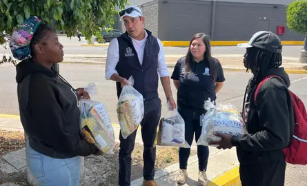 Integrantes de la Secretar&iacute;a de Derechos Humanos entregan despensas a personas de origen centroamericano en la capital del estado.
