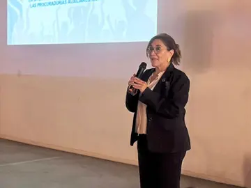 Tere Palomino, titular de la PEPNNA, encabez&oacute; una presentaci&oacute;n sobre los retos actuales del sistema de adopci&oacute;n en el estado, subrayando la importancia de brindar un entorno familiar estable a adolescentes.