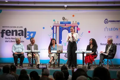 Laalcaldesa, Alejandra Guti&eacute;rrez, acompa&ntilde;ada por los autores Enrique Fernando Nava, Mariano Gonz&aacute;lez Leal, Miguel &Aacute;ngel Garc&iacute;a, &Aacute;mbar Gallardo y Mar&iacute;a de la Cruz Labarthe durante la presentaci&oacute;n del libro.