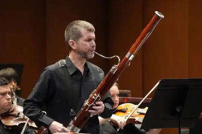 l fagotista Ariel Rodr&iacute;guez durante la ejecuci&oacute;n del Concierto en si bemol mayor, obra que la OSUG present&oacute; como estreno en M&eacute;xico.
