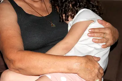 Gloria, trabajadora de limpieza y madre de tres hijos, representa la realidad de millones de mujeres que enfrentan jornadas de cuidado no remunerado en sus hogares.