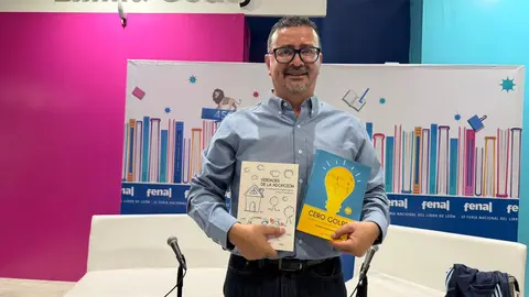El autor Gaudencio Rodr&iacute;guez Ju&aacute;rez durante la presentaci&oacute;n de su reciente libro en la FENAL,