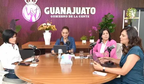 La gobernadora Libia Dennise Garc&iacute;a Mu&ntilde;oz Ledo encabeza la emisi&oacute;n de "Conectando con la Gente", acompa&ntilde;ada por titulares de dependencias estatales para informar sobre programas dirigidos a las mujeres.