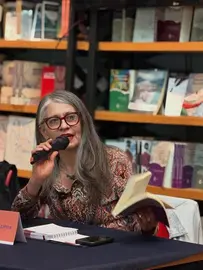La historiadora Roc&iacute;o Corona Azanza durante la presentaci&oacute;n de su libro Mujeres ante la justicia en Guanajuato, 1871-1933, en la Feria Internacional del Libro de la UG.