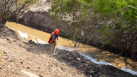 Las labores de limpieza se extienden a comunidades rurales y zonas urbanas para reducir riesgos durante las tormentas.