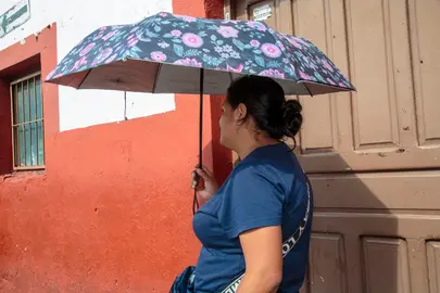 Para evitar complicaciones por las altas temperaturas, se recomienda el uso de gorras, sombreros o sombrillas durante las horas de mayor intensidad solar.