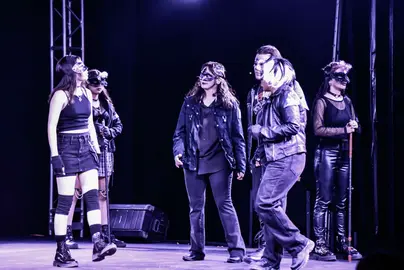 La adaptaci&oacute;n de Romeo y Julieta por el grupo universitario destac&oacute; por su est&eacute;tica contempor&aacute;nea y elementos de comedia en el foro &ldquo;Tel&oacute;n de la Palabra&rdquo;.