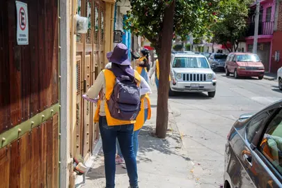 Personal de salud debidamente identificado recorre colonias para orientar a la poblaci&oacute;n sobre la eliminaci&oacute;n de criaderos en patios y azoteas.