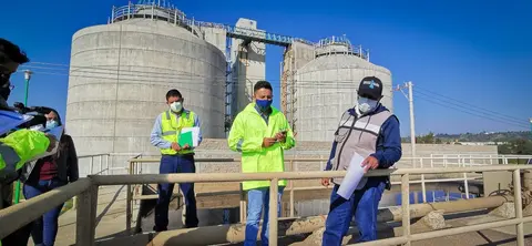 T&eacute;cnicos supervisan los procesos de tratamiento de aguas residuales; la iniciativa legislativa propone reportes peri&oacute;dicos de desempe&ntilde;o mediante el uso de tecnolog&iacute;a.