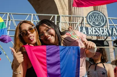 Asistentes a una edici&oacute;n previa de la Marcha Pride Le&oacute;n frente al Arco de la Calzada; para este a&ntilde;o se proyecta la participaci&oacute;n de m&aacute;s de 25 mil personas.