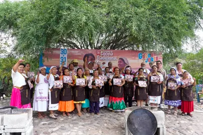 Un total de 19 cocineras y cocineros tradicionales de 12 municipios se dieron cita en el CENTUDE de Tierra Blanca durante la tercera eliminatoria del certamen gastron&oacute;mico estatal.