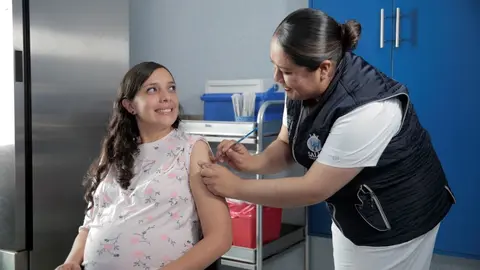Aplicaci&oacute;n oficial de la vacuna contra el Virus Sincitial Respiratorio (VSR) a mujeres embarazadas entre las semanas 32 y 36 de gestaci&oacute;n.