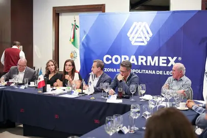 Integrantes del sindicato patronal y autoridades municipales, entre ellos el presidente del Consejo de Sapal, Jos&eacute; Antonio Morf&iacute;n Villalpando (extrema derecha), durante el an&aacute;lisis del programa de infraestructura y eficiencia h&iacute;drica para el municipio.